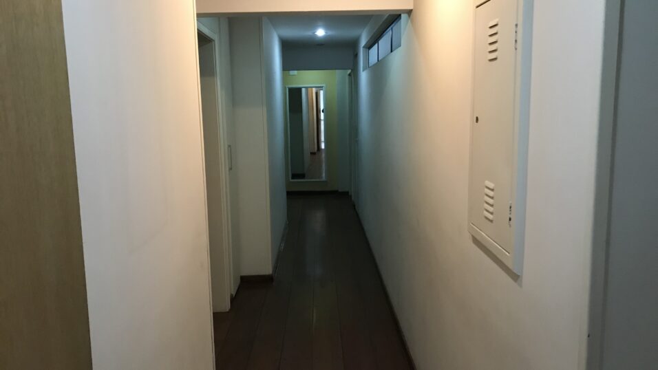 corredor de acesso aos dormitórios